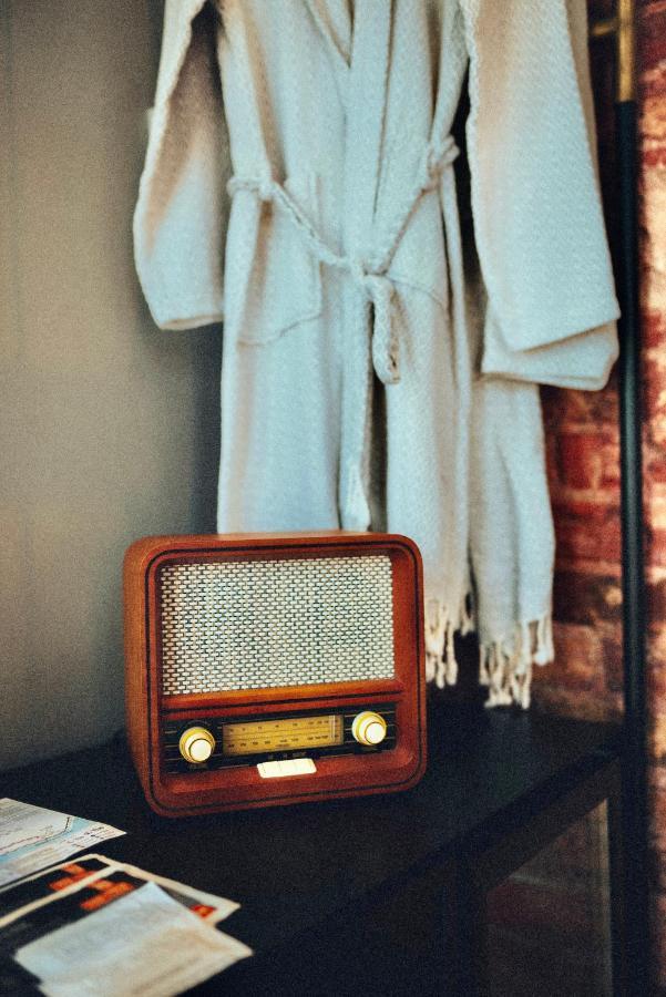 Ruz Hotels Stambuł Zewnętrze zdjęcie A radio in a hotel room