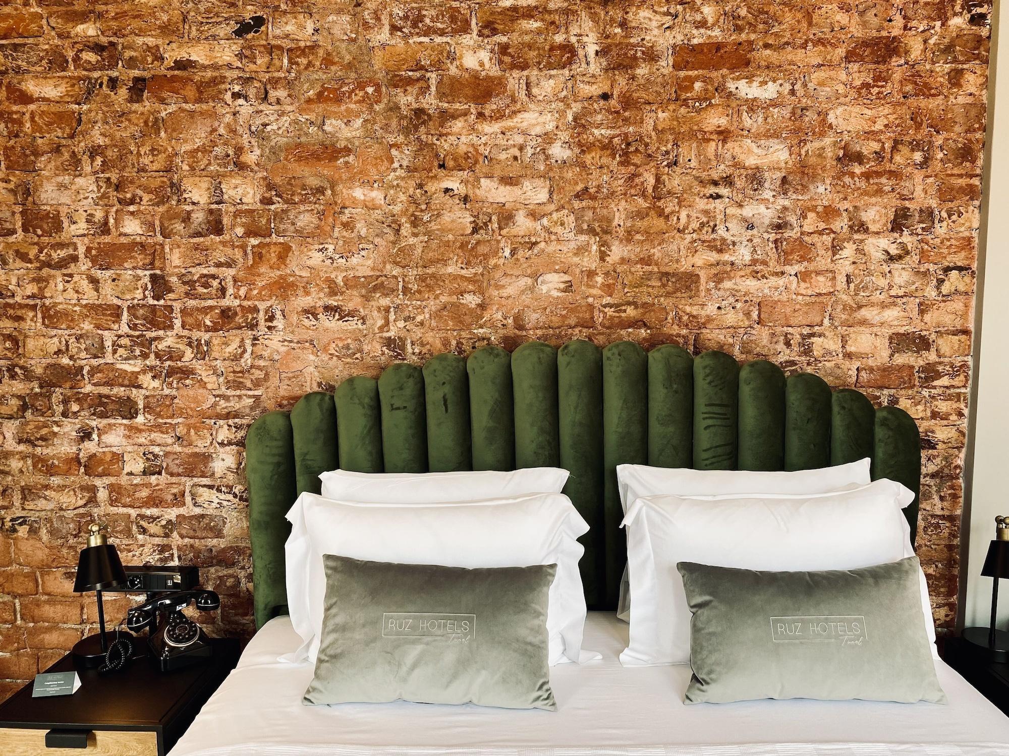 Ruz Hotels Stambuł Zewnętrze zdjęcie A bed with two pillows
